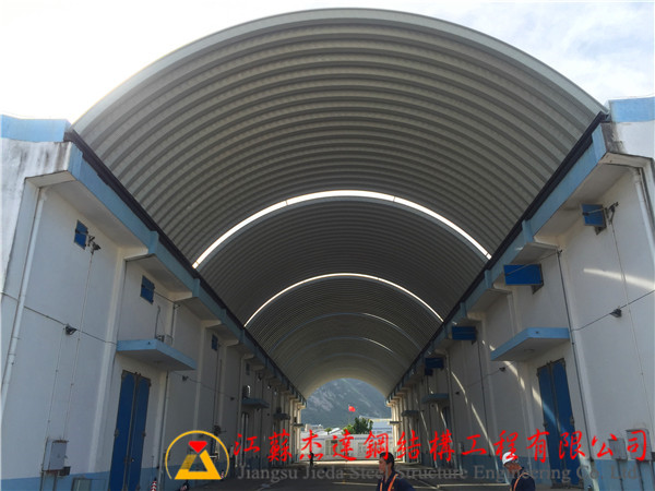 拱形波紋鋼屋蓋山墻抗風(fēng)柱