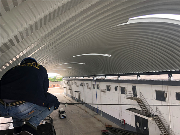 拱形屋面與傳統(tǒng)結(jié)構(gòu)的比較