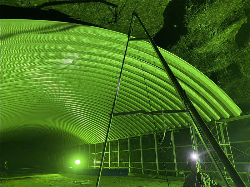 水電站室內(nèi)廠房拱形屋面施工計(jì)劃瓦片運(yùn)輸現(xiàn)場(chǎng)