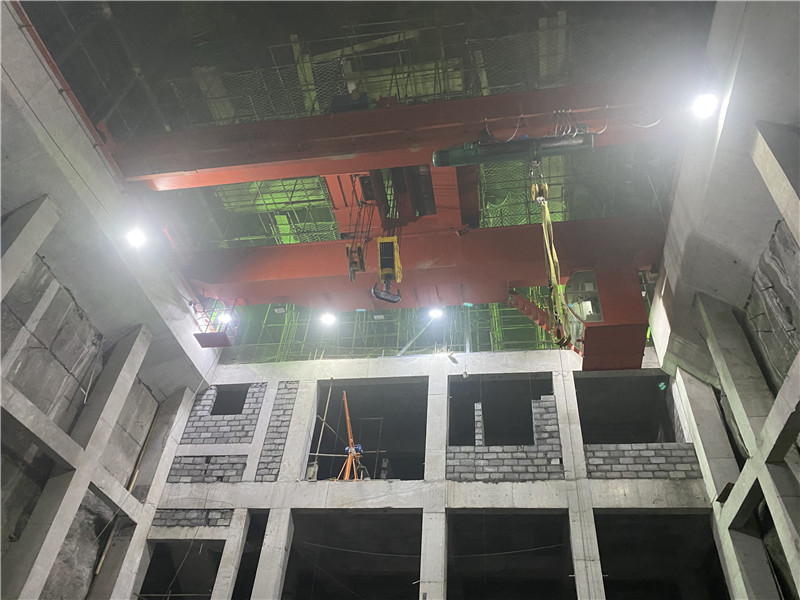 水電站室內(nèi)廠房拱形屋面施工計(jì)劃卷?yè)P(yáng)機(jī)輔助吊裝