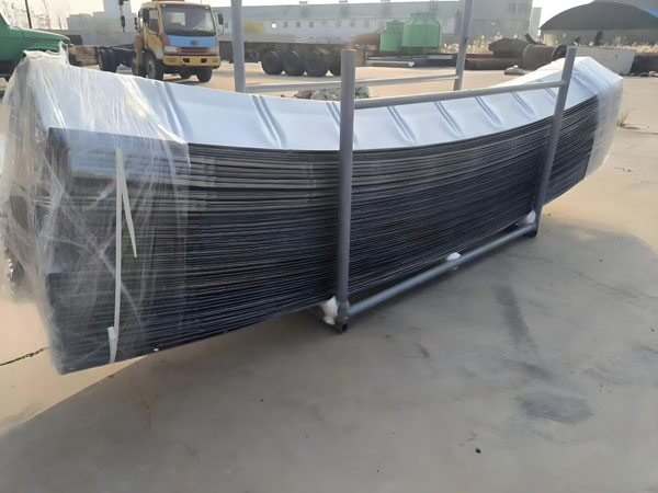 UBM斷釘拱形屋面設(shè)備助力高效施工，推動大跨度屋面國際化應(yīng)用UBM斷釘拱形屋面設(shè)備現(xiàn)場施工圖