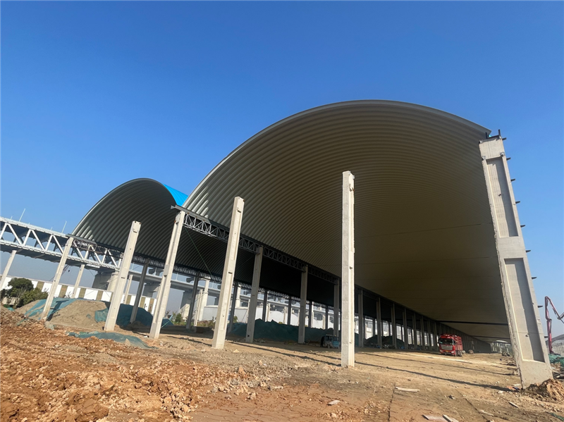 砂石料堆料棚拱形屋面工程案例無梁拱直槽板機(jī)械成型過程