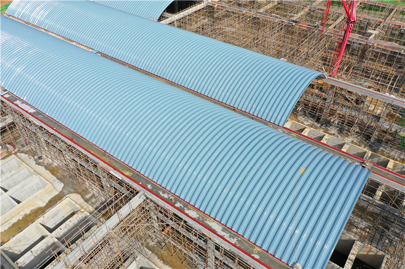 云南泡椒池新建覆膜板拱形屋面工程案例泡椒池拱形屋頂鋼結(jié)構(gòu)安裝現(xiàn)場(chǎng)